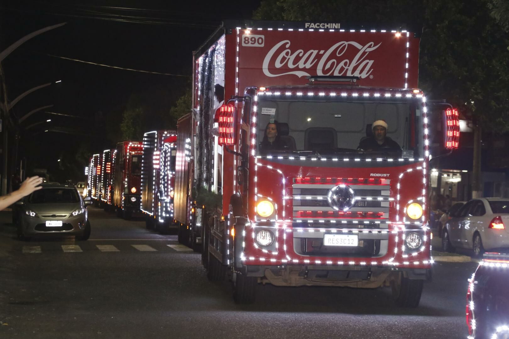 Caravana da Coca Cola passou por Catal o antecipando a magia do